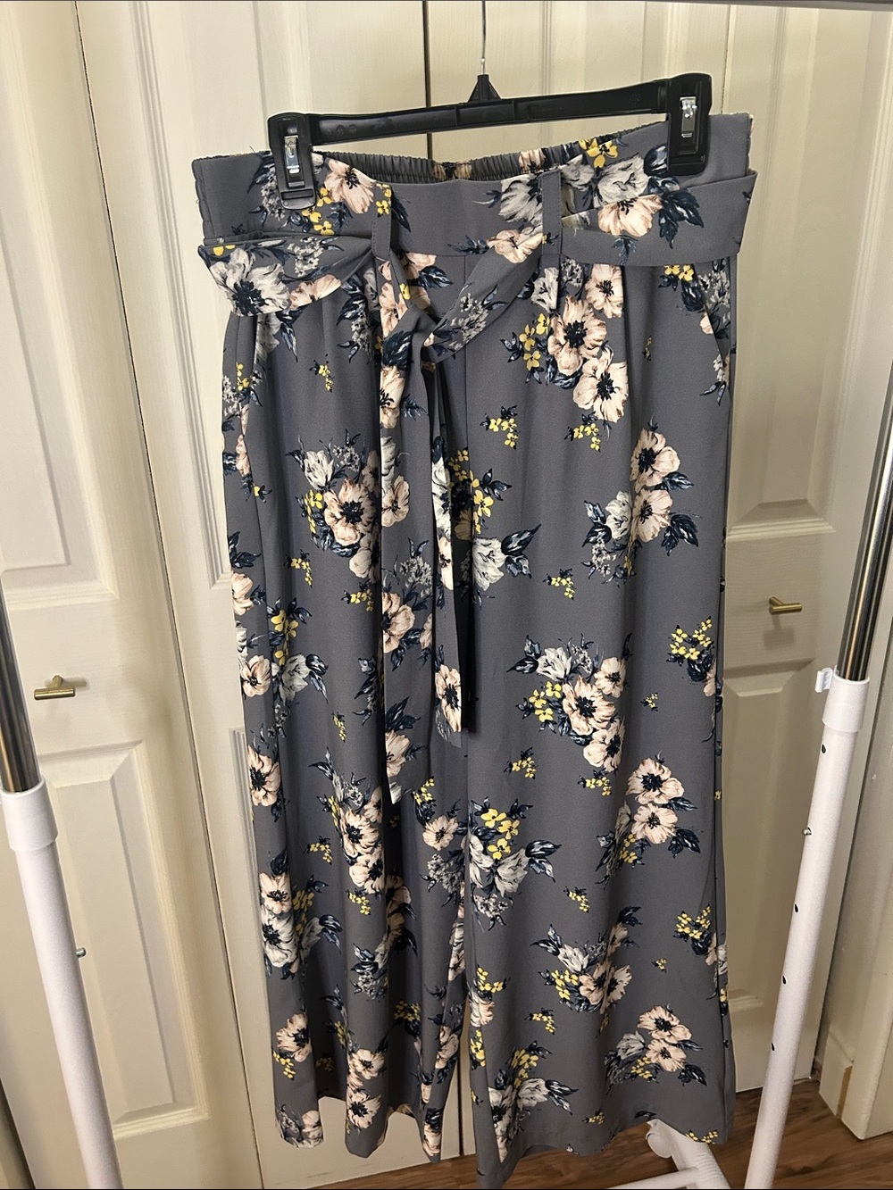 NWT Torrid Gray Floral Crepe Wide Leg Pant w/ Tie Size 00